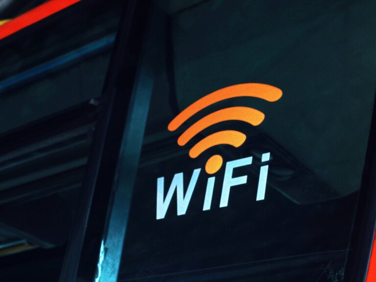 Vergaderlocatie buiten kantoor kiezen met goede wifi